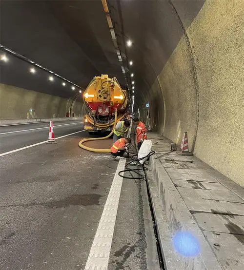 长海隧道排水渠清淤